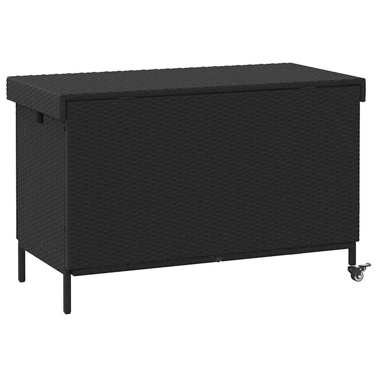 Schwarze Korbgeflecht-Truhe mit Rädern. Schwarze Beine und ein geschlossener Deckel.
