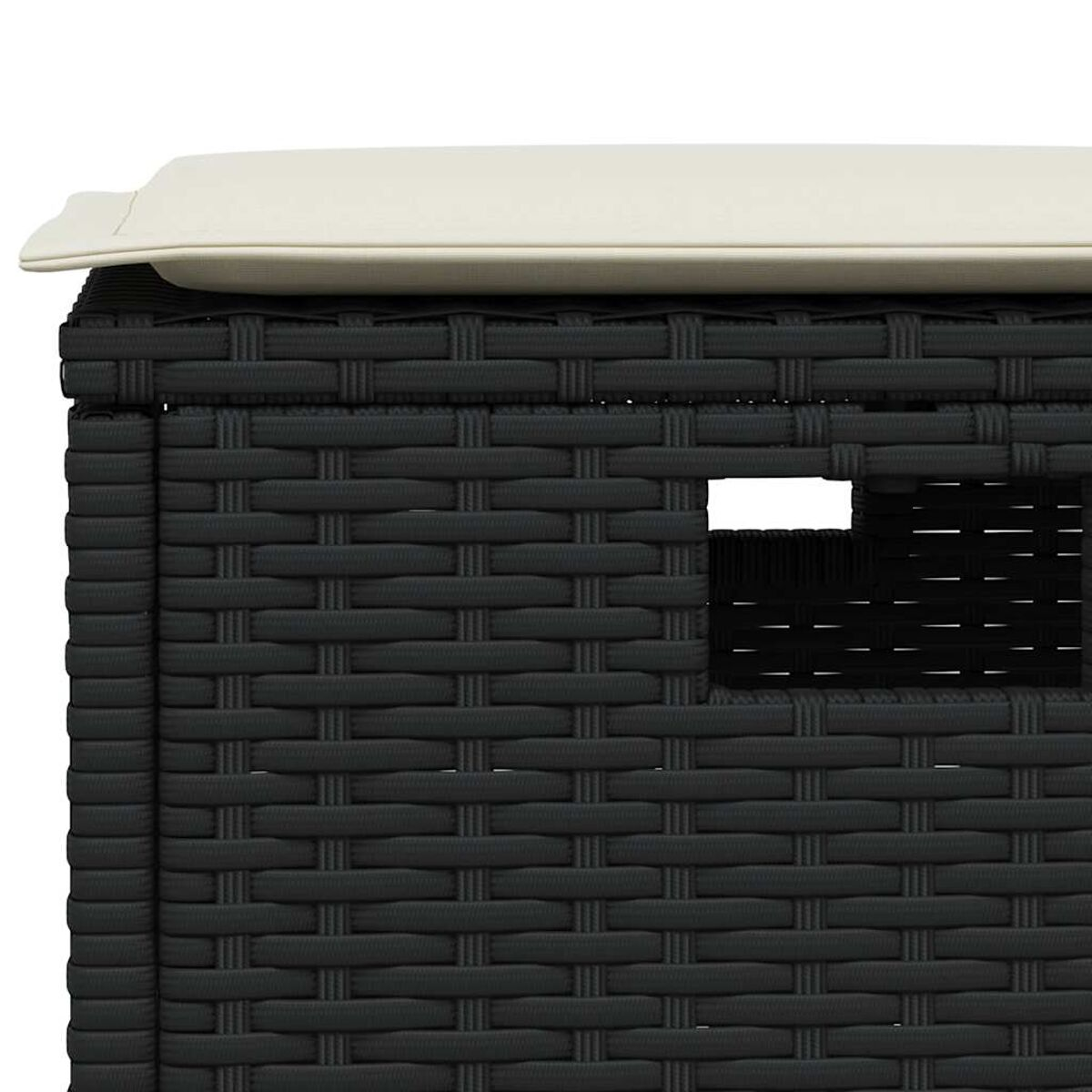 Primo piano di un contenitore nero intrecciato con un cuscino color crema.