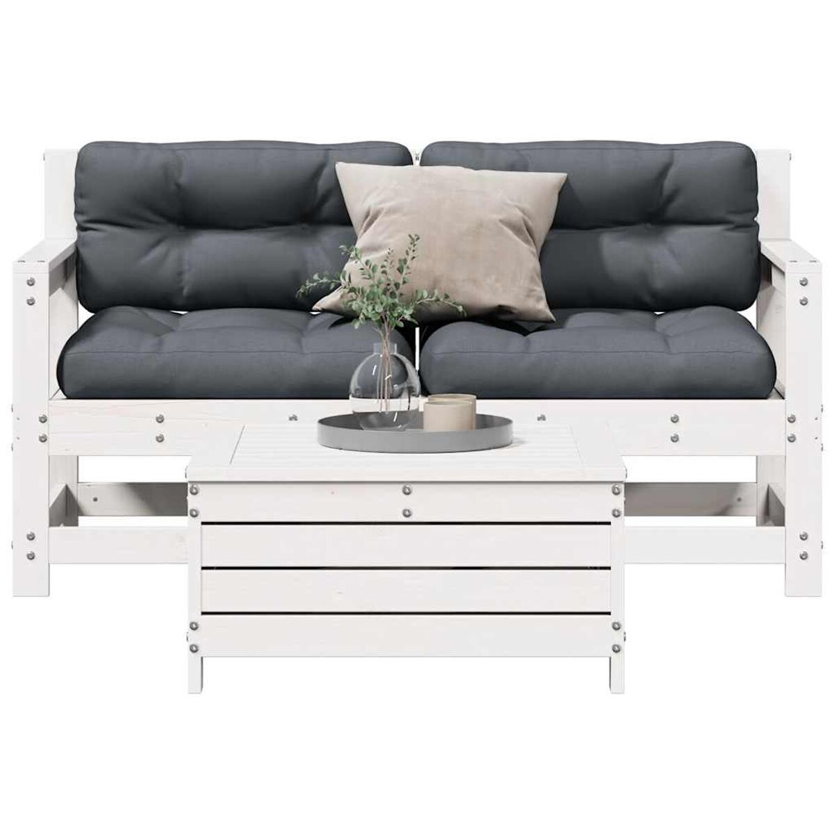 Weißes Outdoor-Sofaset mit grauen Kissen und einem Couchtisch. Klares Design.