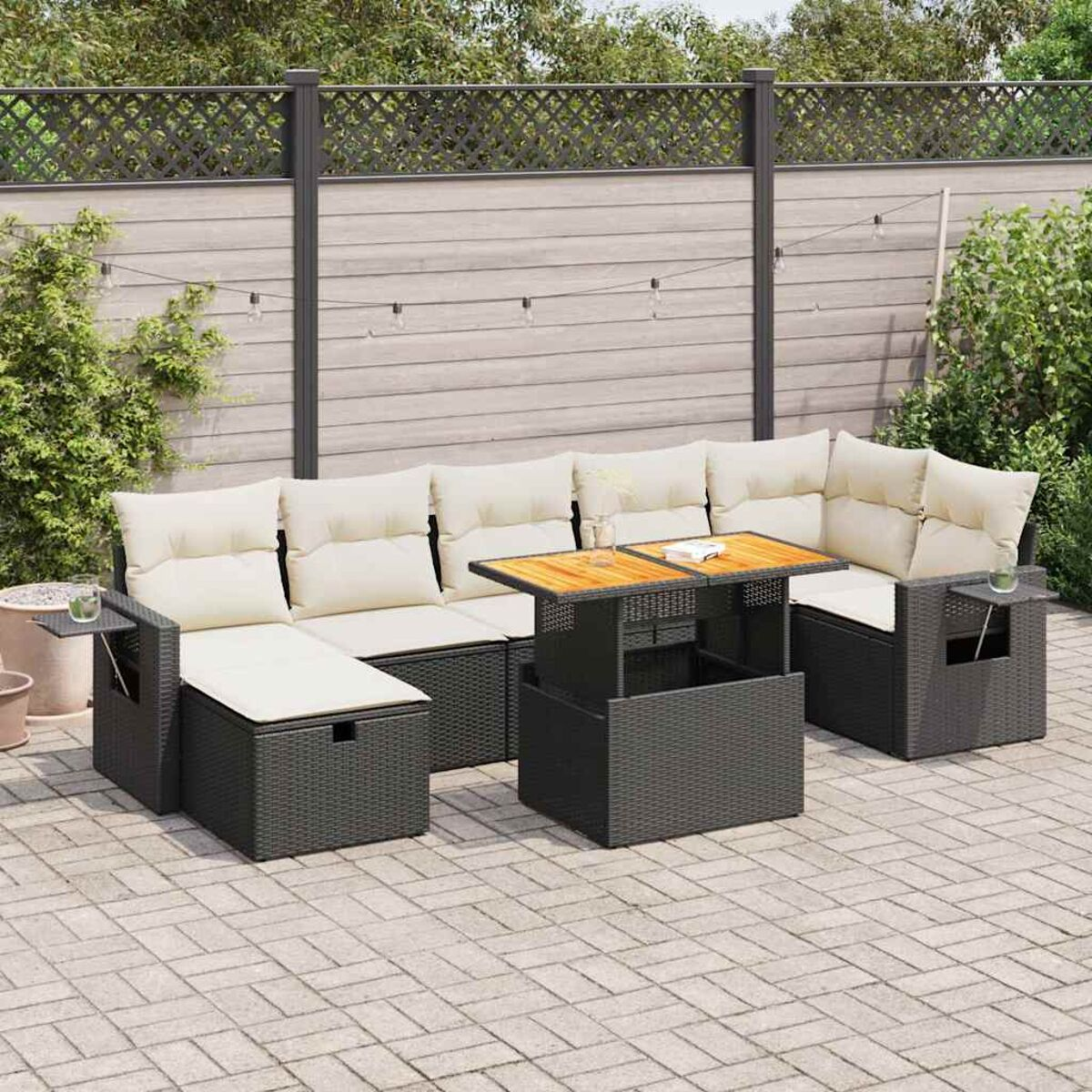 Gartenmöbel-Set aus Korbgeflecht mit Kissen, inkl. Tisch und Beistelltisch.