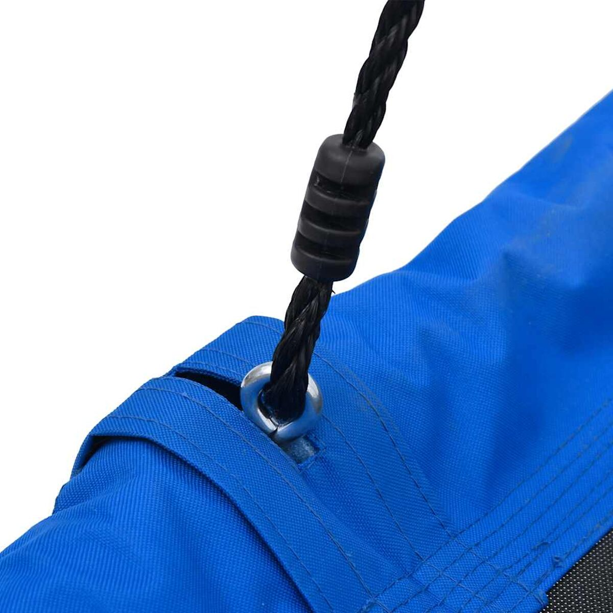 Un'altalena blu con una corda nera. La corda è attaccata a un anello di metallo.