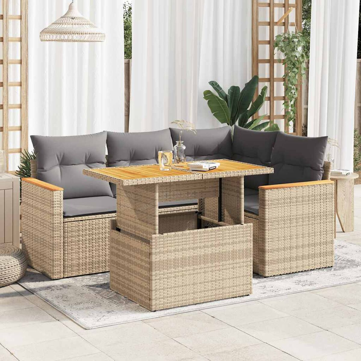 Set di mobili da esterno in vimini con tavolo e due sedie. Colore beige chiaro.