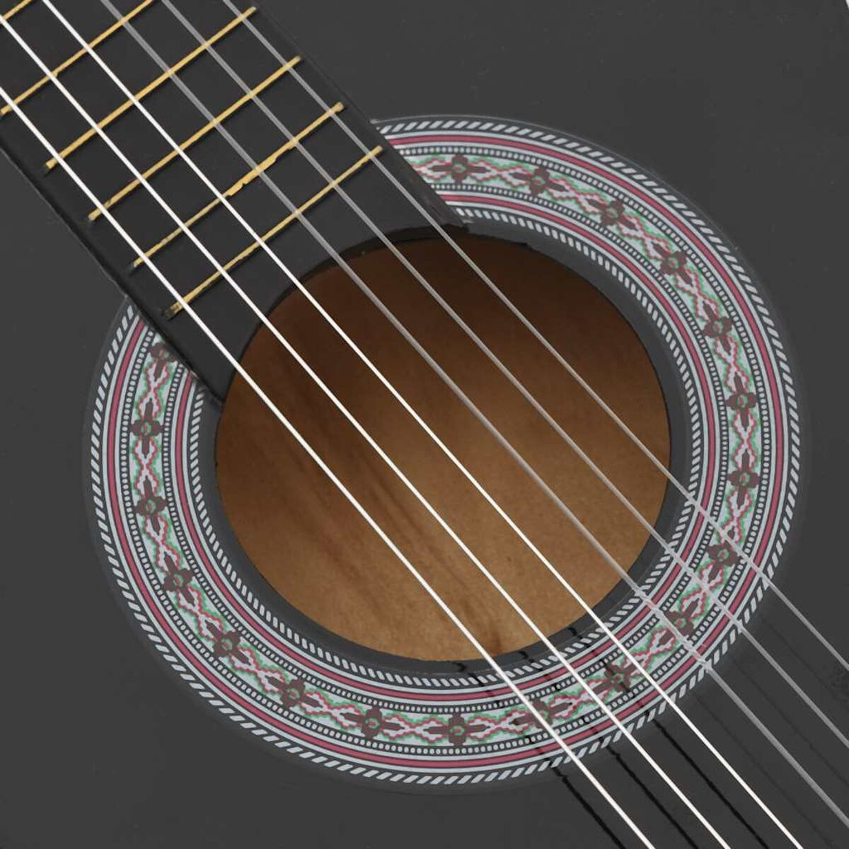 Eine schwarze klassische Gitarre mit Saiten und einem Schallloch.
