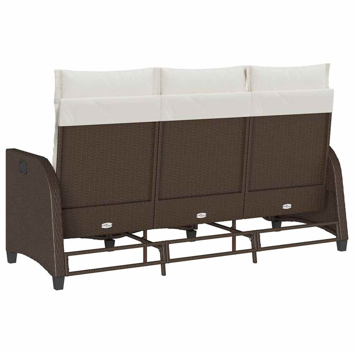 Rückansicht eines braunen gewebten Outdoor-Sofas mit drei cremefarbenen Kissen und einem Metallrahmen.