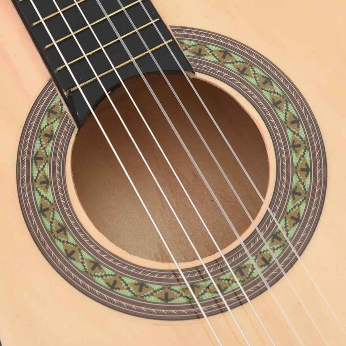 Nahaufnahme eines Gitarrenschalllochs mit Saiten und dekorativem Muster.