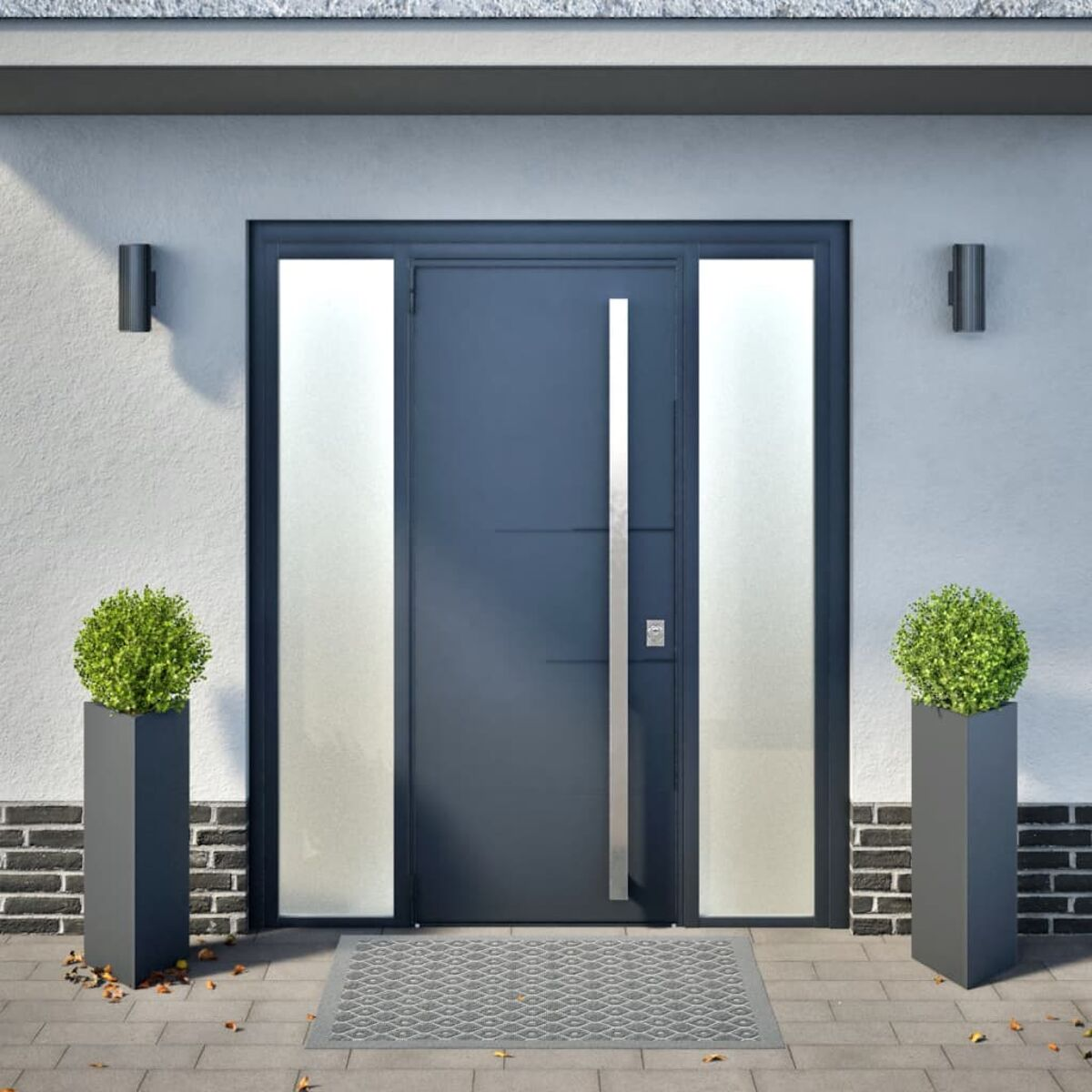 Eine moderne graue Tür mit Glaspaneelen, flankiert von schwarzen Pflanzgefäßen und Lichtern.