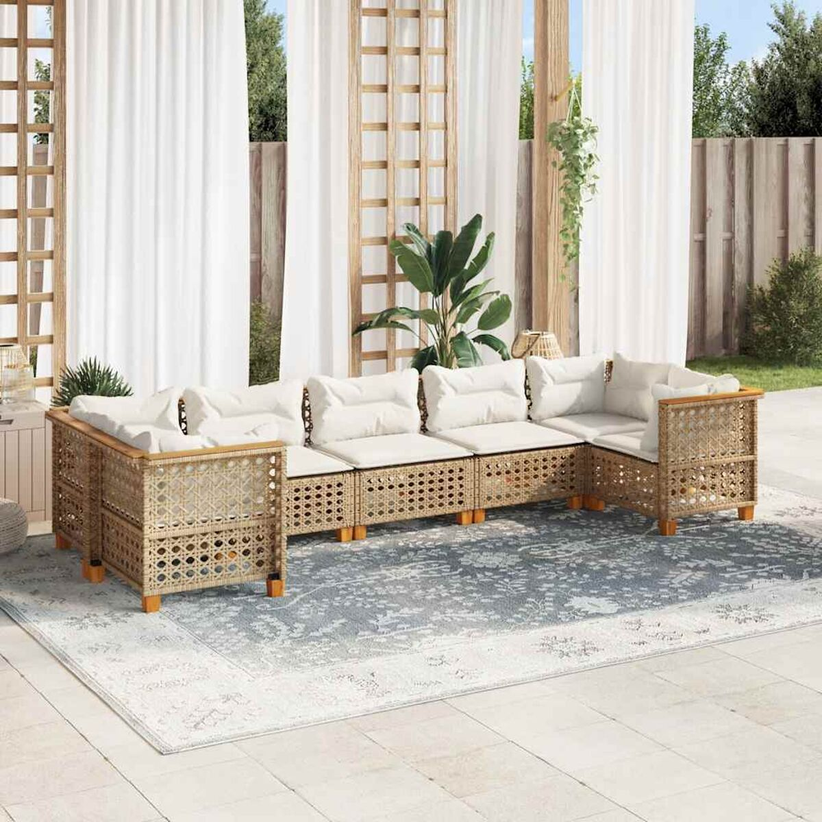 Outdoor-Ecksofa mit weißen Kissen auf einem grauen Teppich. Vorhänge und Pflanzen im Hintergrund.