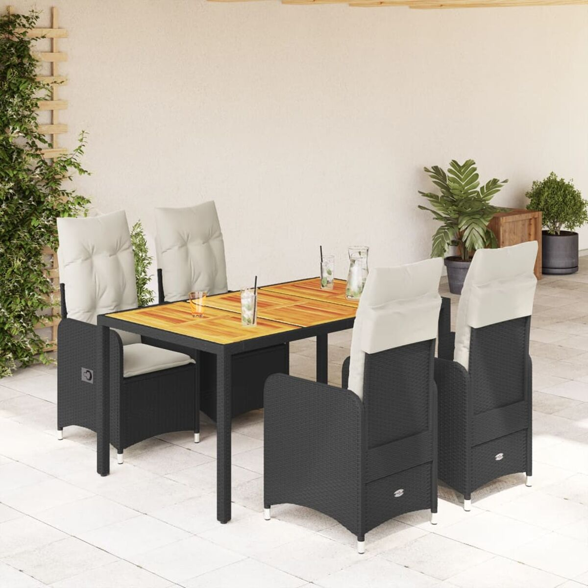 Set da pranzo per esterni con tavolo in legno, quattro sedie nere e bicchieri con bevande.