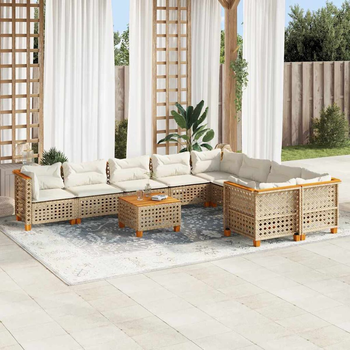 Set da patio esterno con un ampio divano componibile, un tavolino e un tappeto, sotto una pergola in legno.