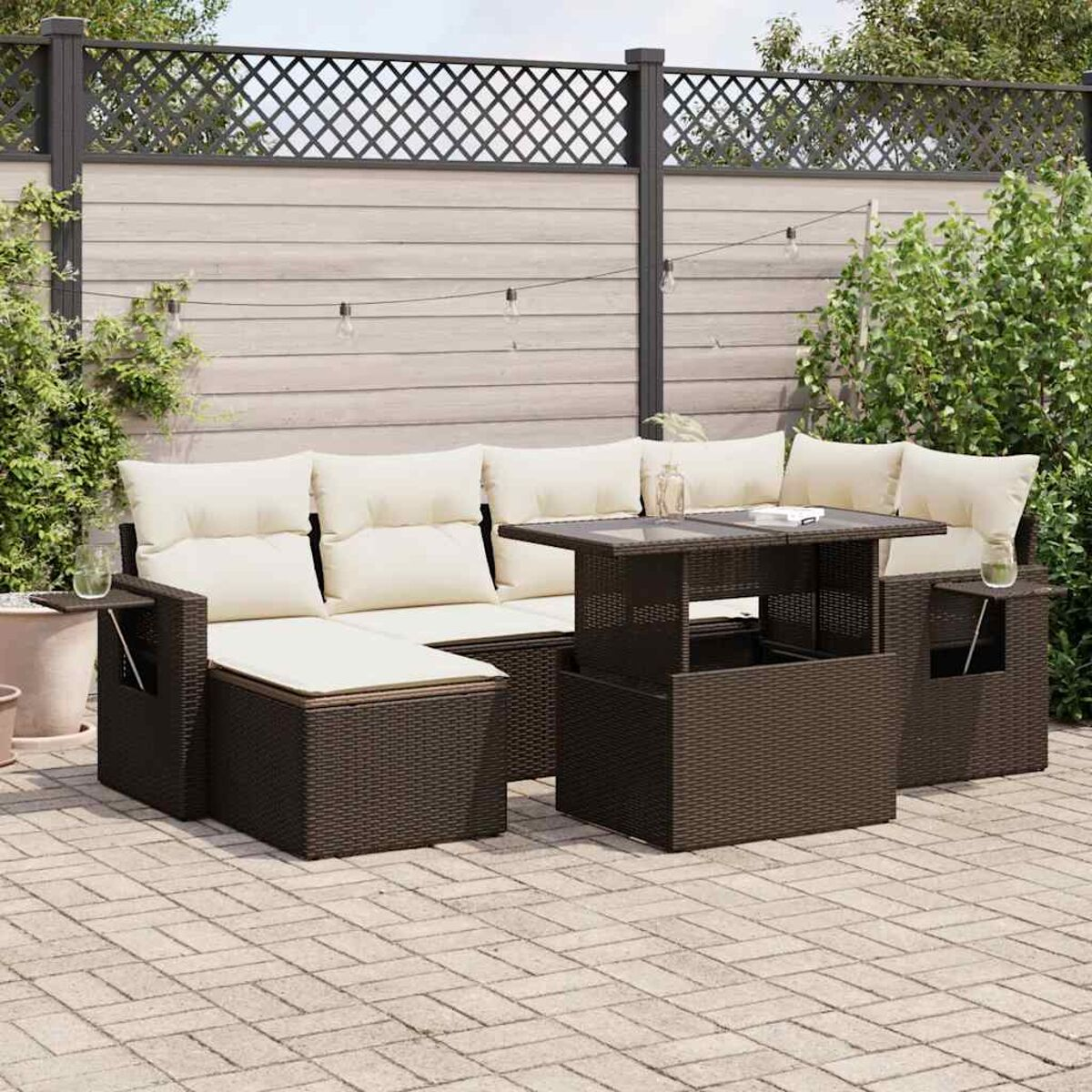 Ein dunkelbraunes Outdoor-Wohnset mit Sofa und Tisch.