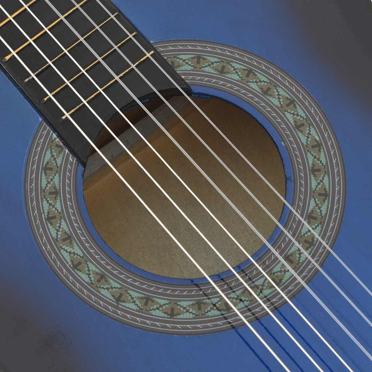 Nahaufnahme des Schalllochs und der Saiten einer blauen Akustikgitarre, mit dekorativem Design.