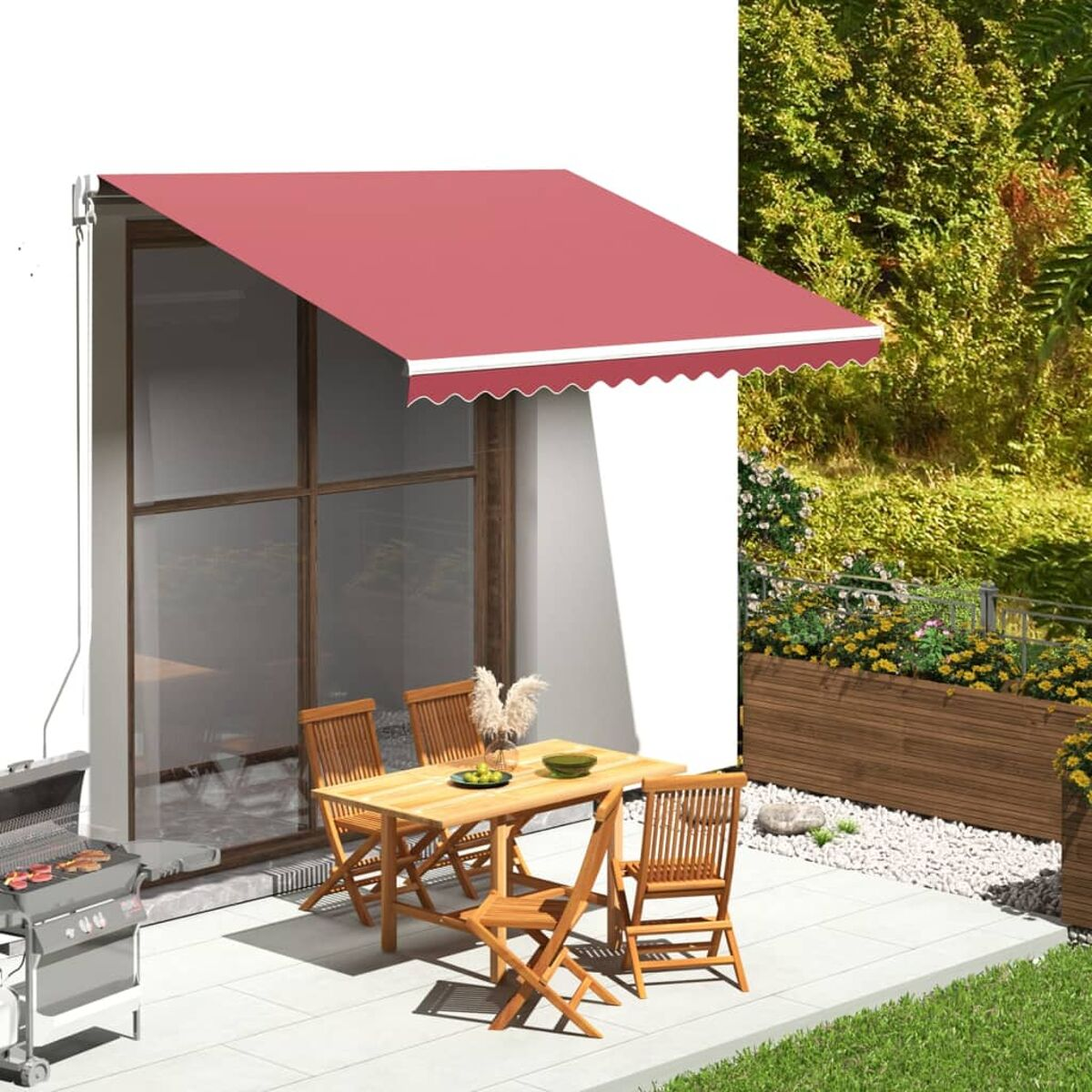 Eine rote Markise an einer weißen Wand, mit Tisch, Stühlen und Grill auf einer Terrasse.