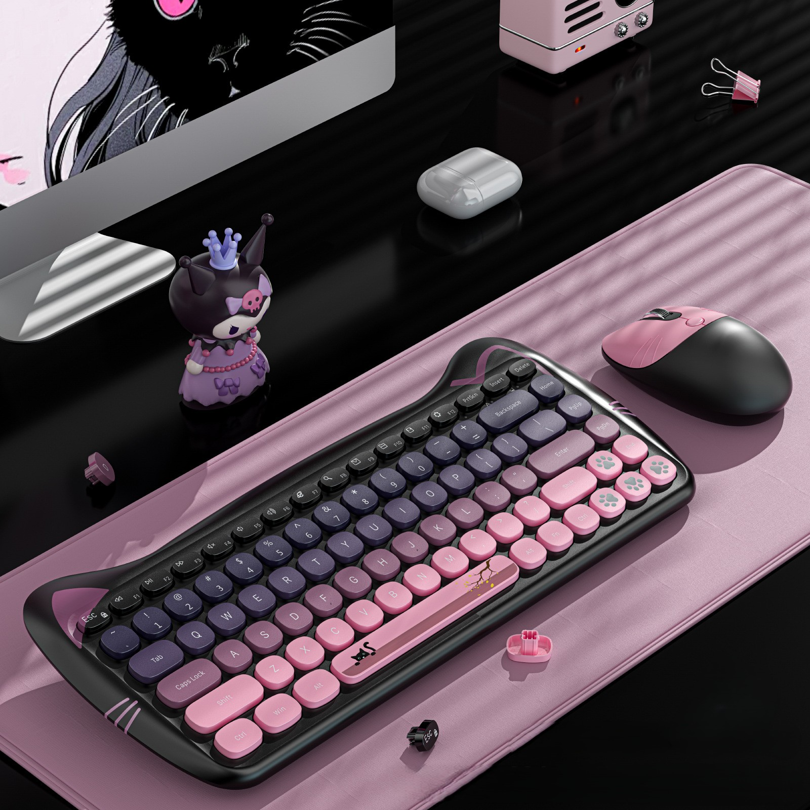 Rosa-schwarze Tastatur mit rosa Maus und Zubehör auf rosa Mauspad, schwarzer Hintergrund.