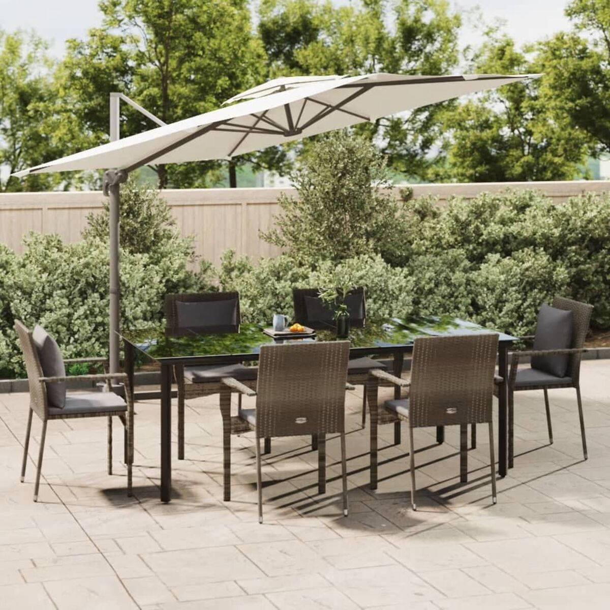 Essgruppe im Freien mit Tisch, Stühlen und Sonnenschirm, in einer Garten-Terrassen-Umgebung.