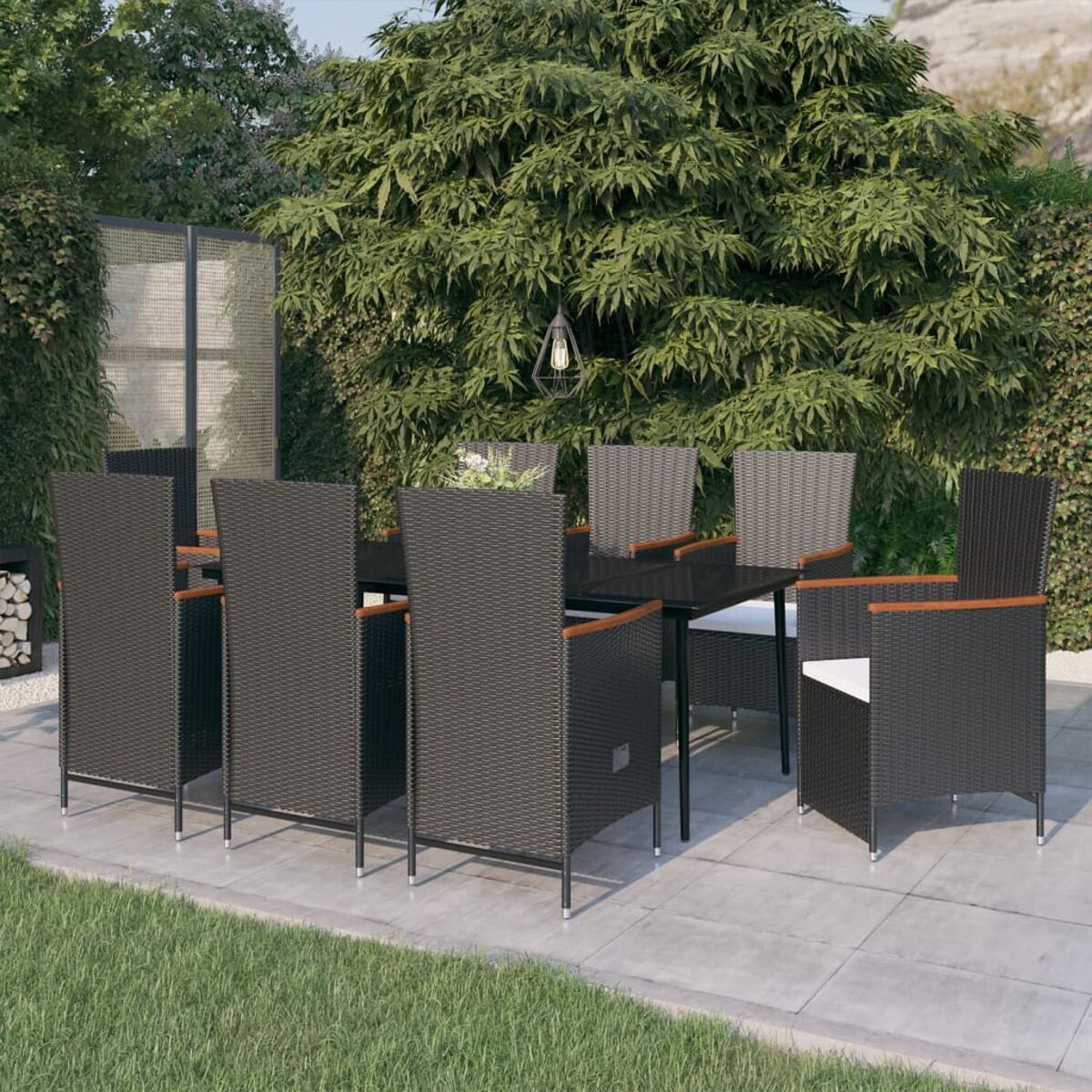 Essgruppe im Freien mit schwarzen Stühlen und einem schwarzen Tisch auf einer gepflasterten Terrasse.