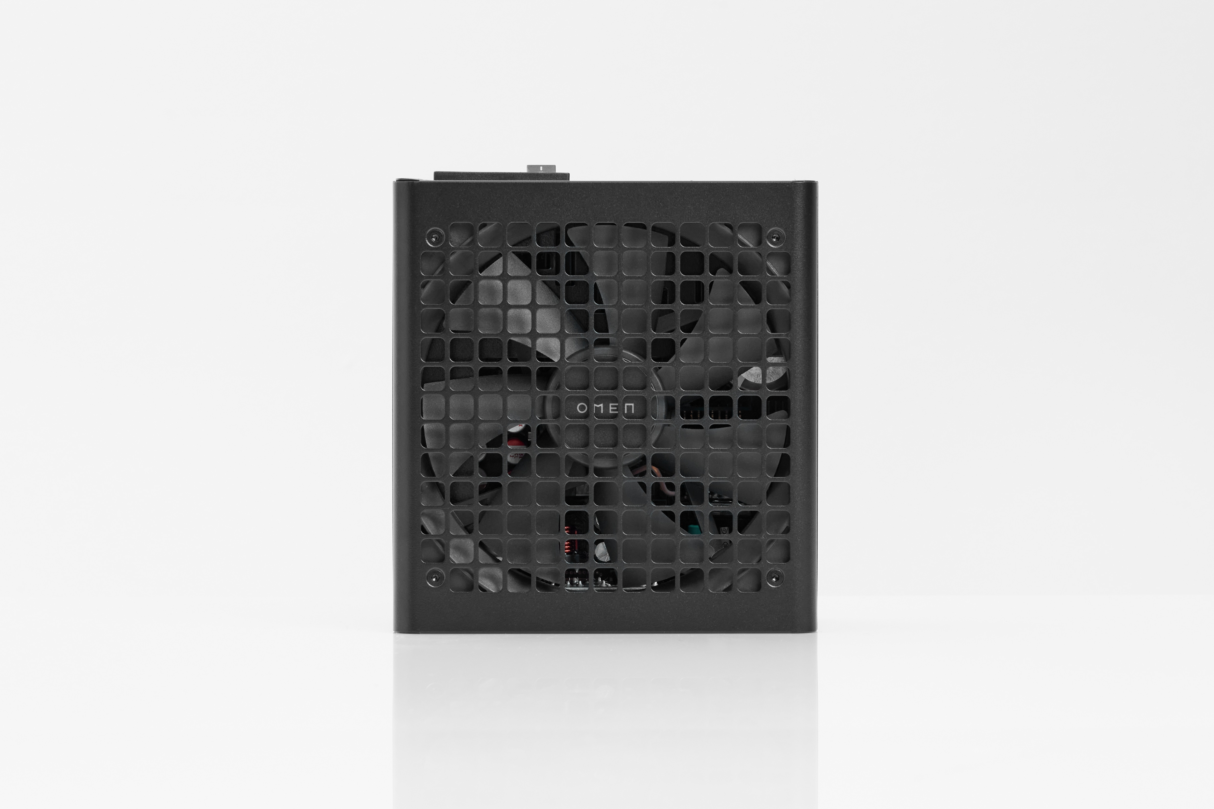 Een zwarte OMEN PC-voeding met ventilatoren zichtbaar door een rooster.