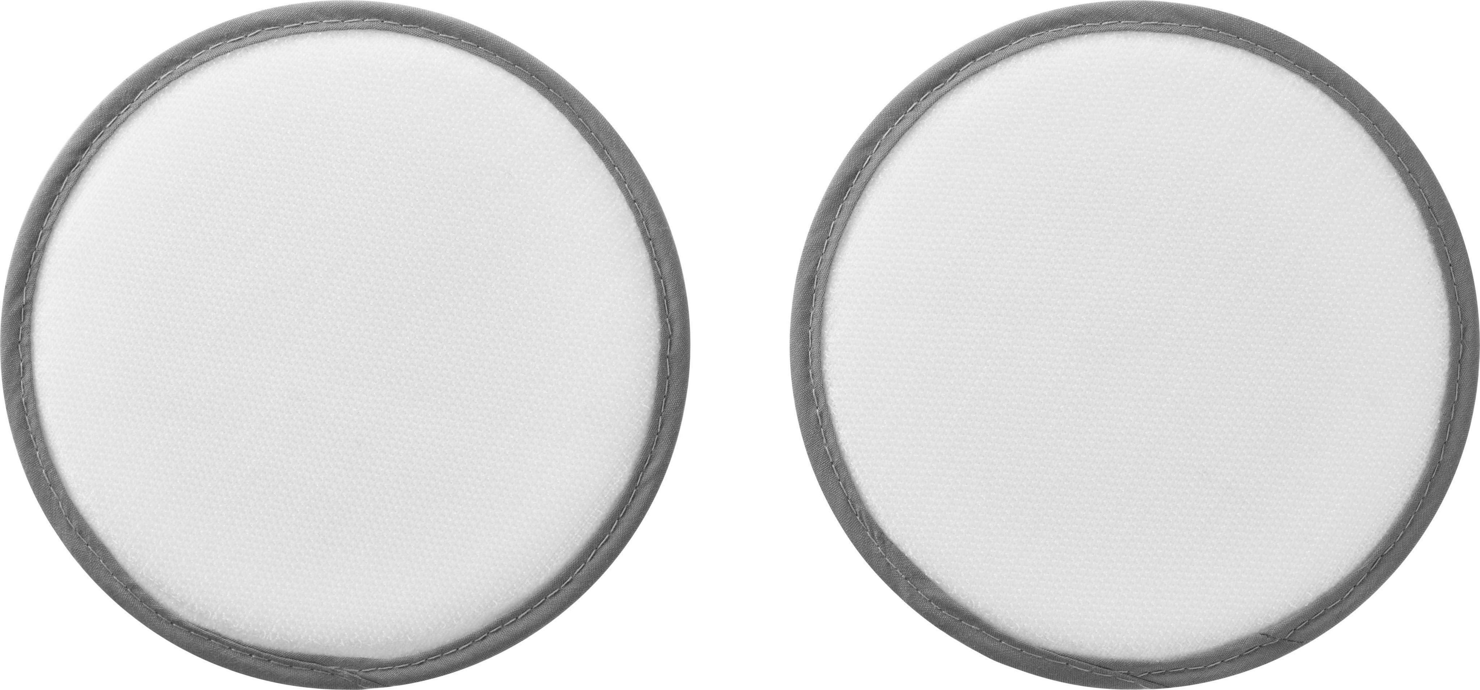 Zwei weiße, kreisförmige Reinigungspads mit grauen Rändern. Die Pads sind für einen Staubsauger.