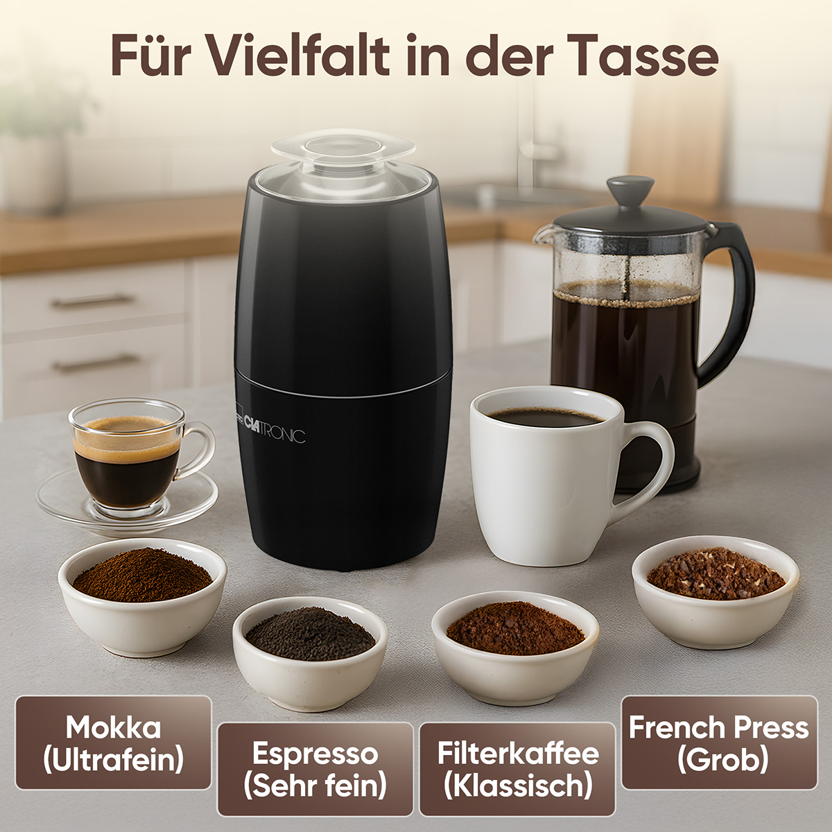 Un macinacaffè con caffè e tazze. Diversi tipi di macinato in ciotole.