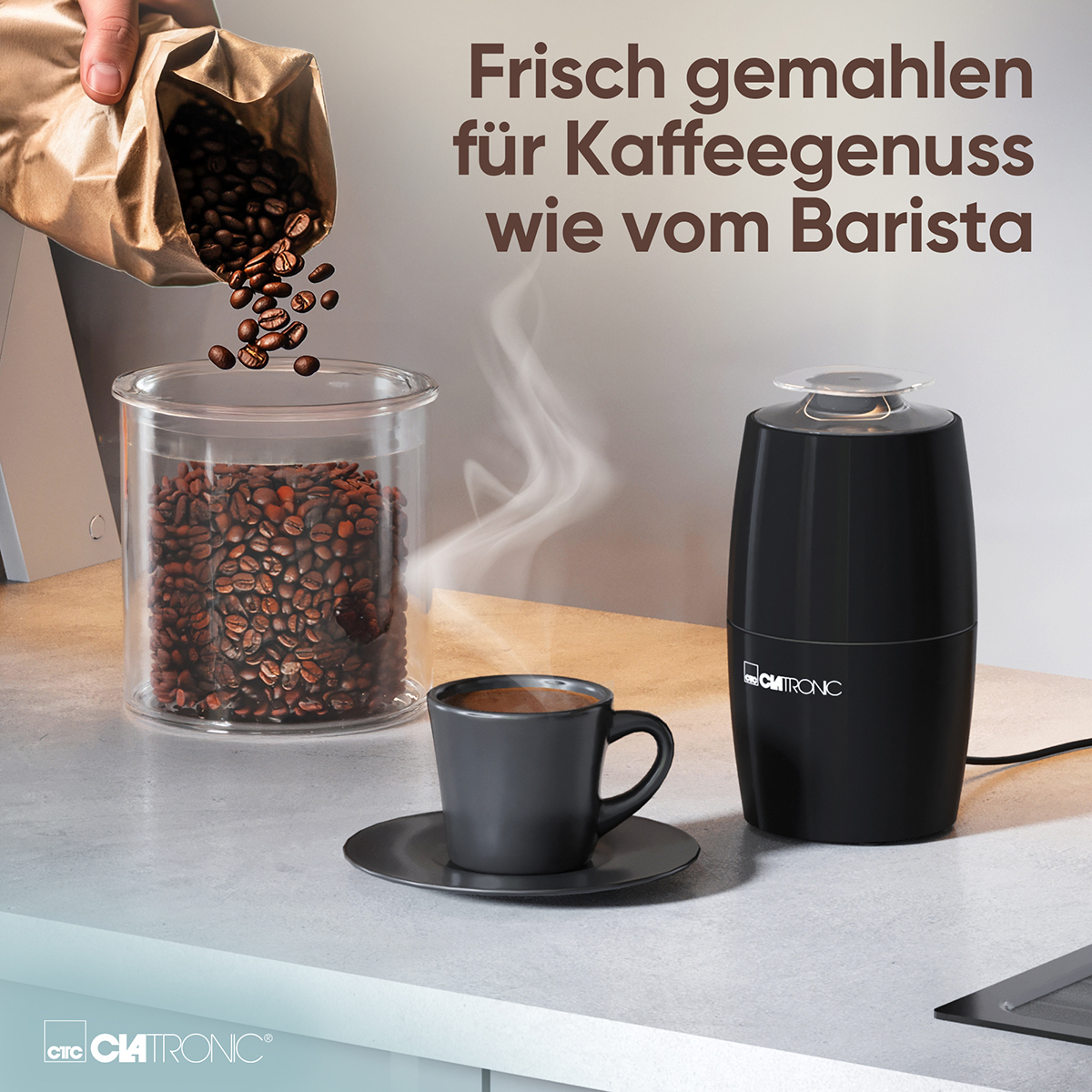 Un macinacaffè con chicchi di caffè versati da un sacchetto. C'è una tazza di caffè.