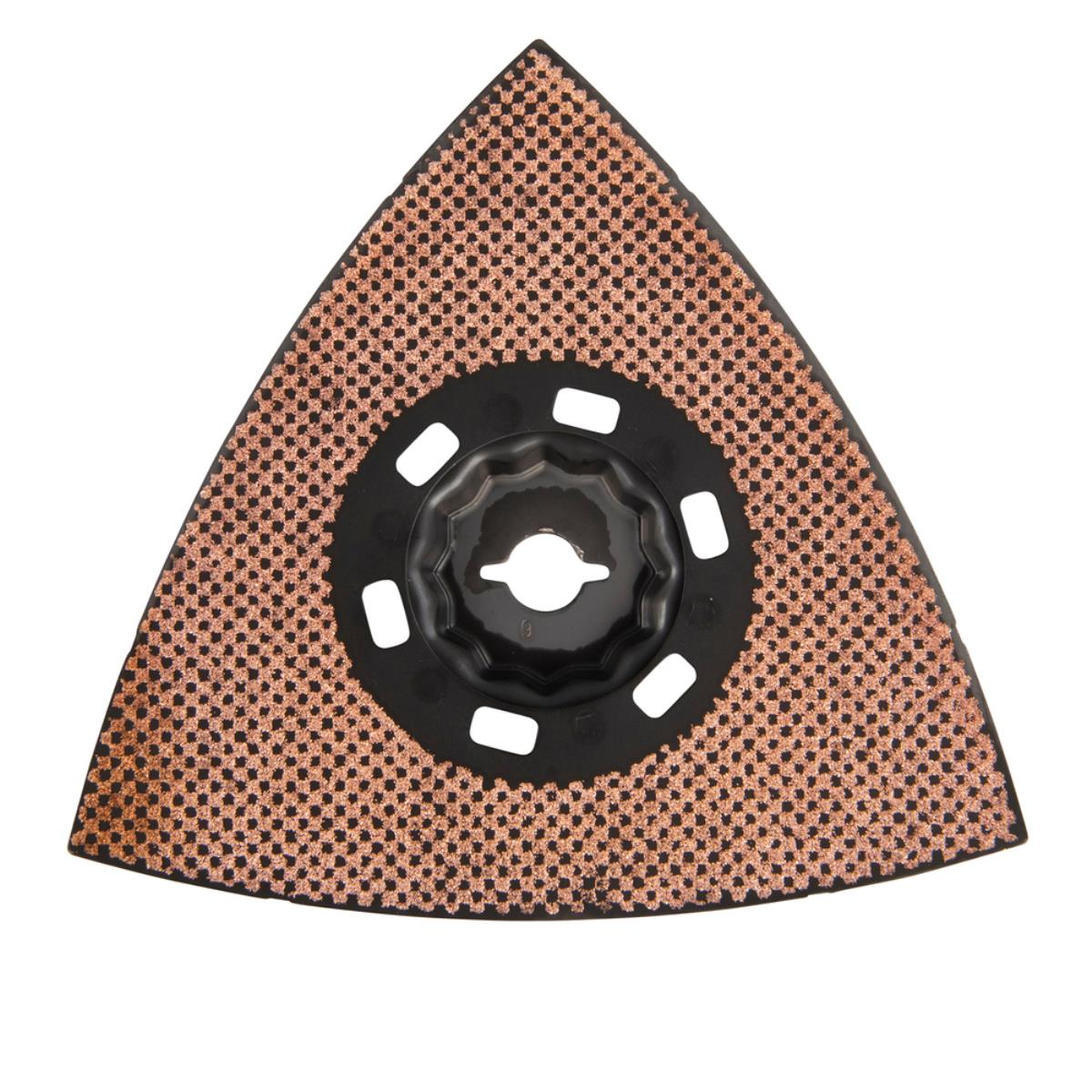 Trójkątne narzędzie szlifierskie z miedzianą powierzchnią i czarną podstawą. Białe tło.