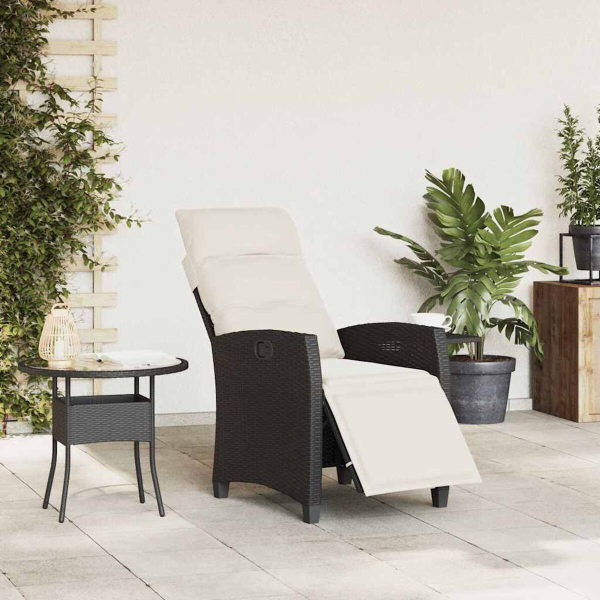 Una poltrona reclinabile marrone scuro con cuscino color crema è su un patio. Tavolino laterale con pianta a sinistra.