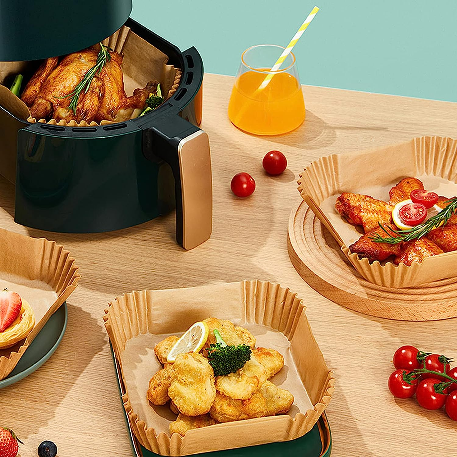Heißluftfritteuse mit Essen, verschiedene Gerichte wie Huhn und Pommes.