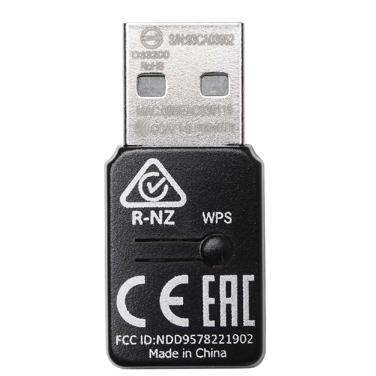 Un adattatore USB nero con testo e loghi, inclusi CE e FCC.