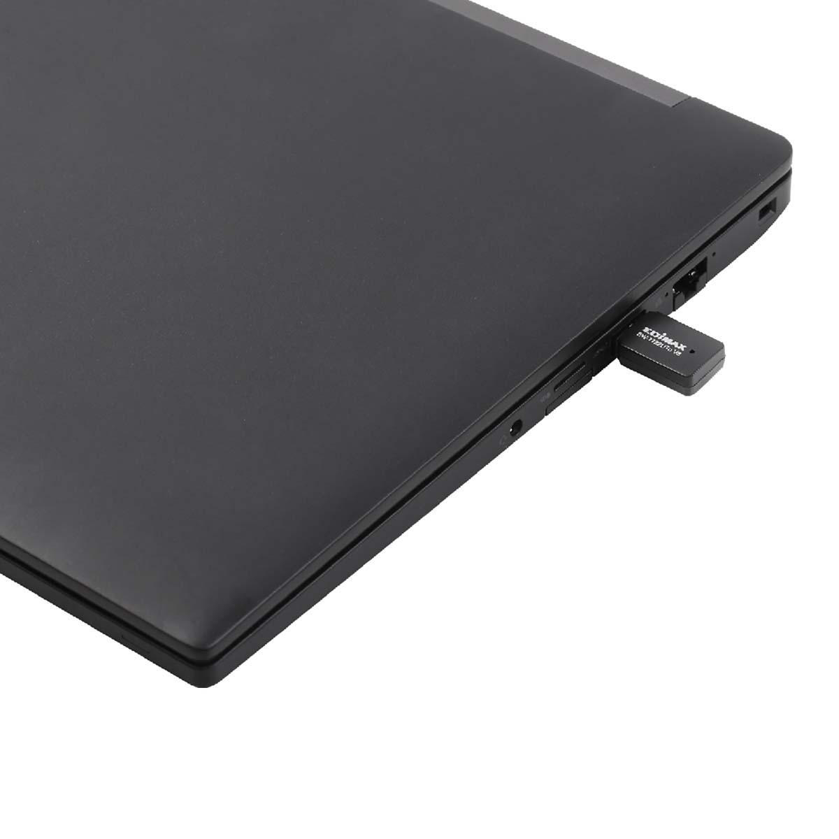Un laptop nero con un'unità USB inserita, che mostra il connettore dell'unità.