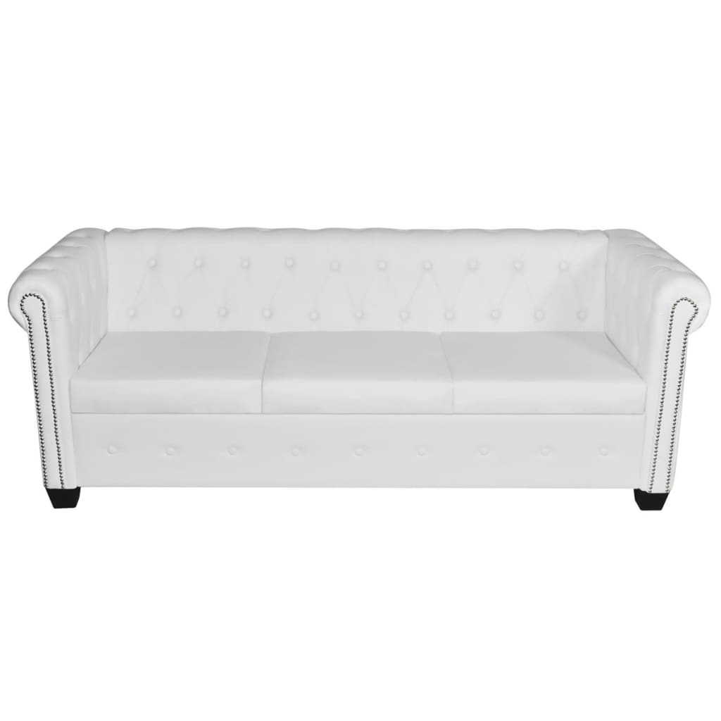 Weißes Ledersofa mit Knopfheftung, drei Sitzkissen und schwarzen Füßen.