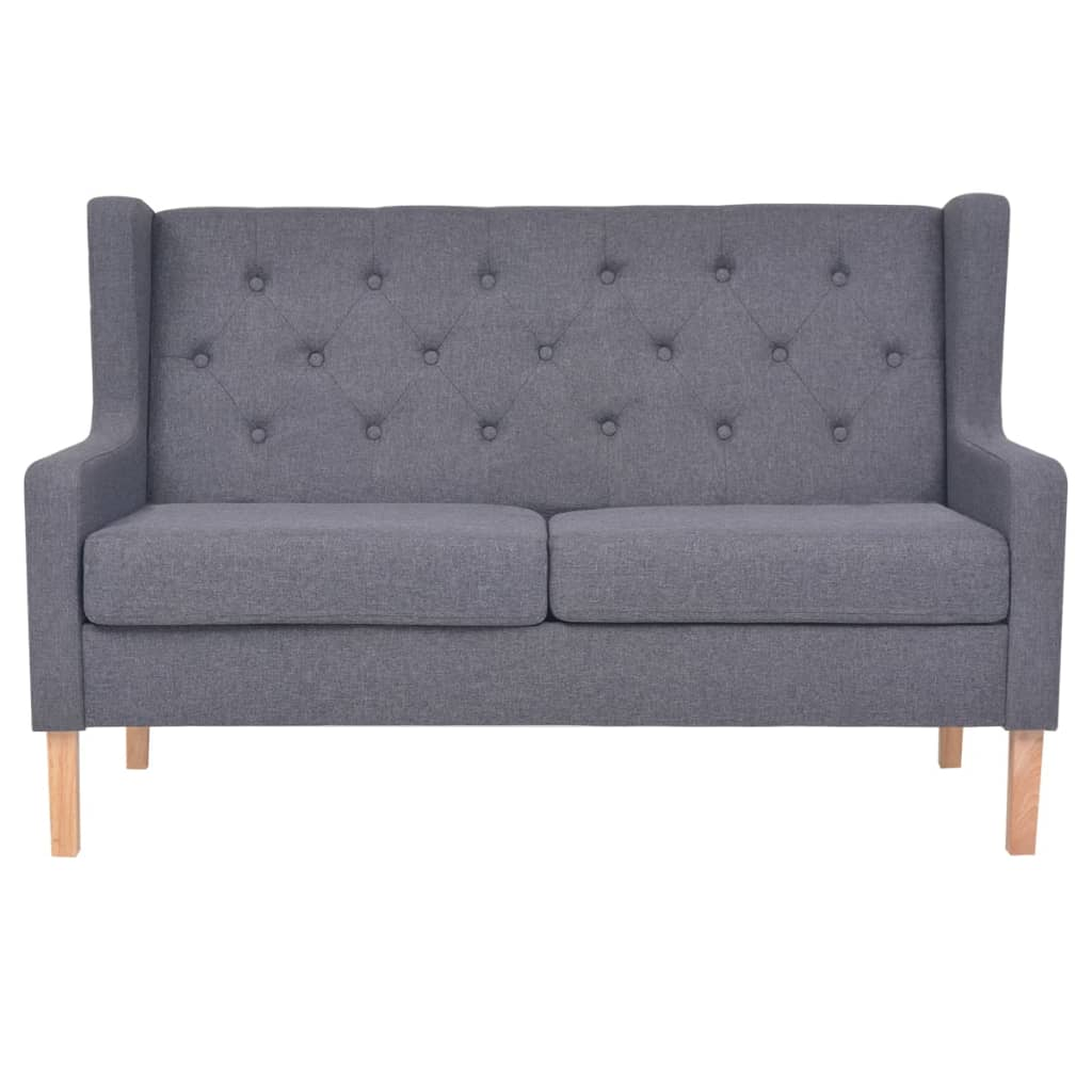 Graues Zweisitzer-Sofa mit Knopfleiste und Holzbeinen.