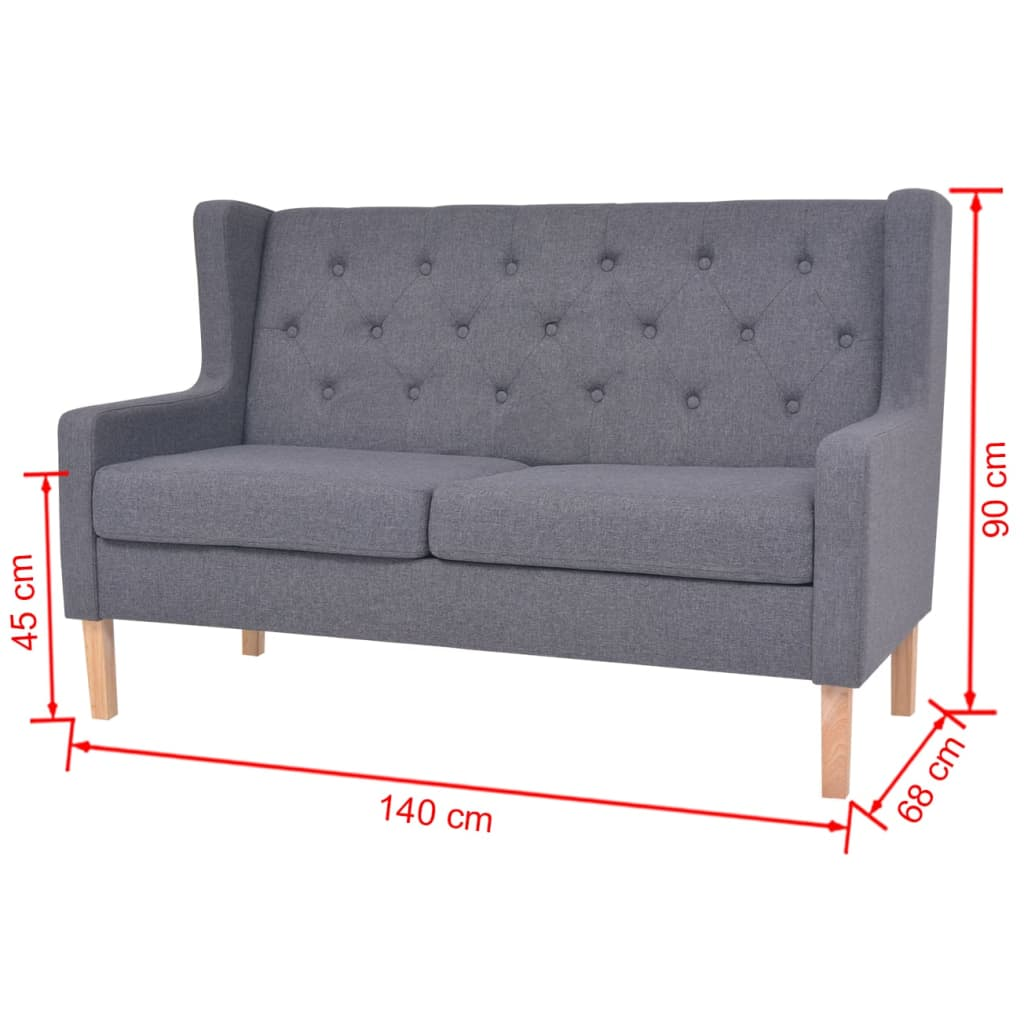 Graues Sofa mit angegebenen Maßen. Hoher Rücken mit Knöpfen.