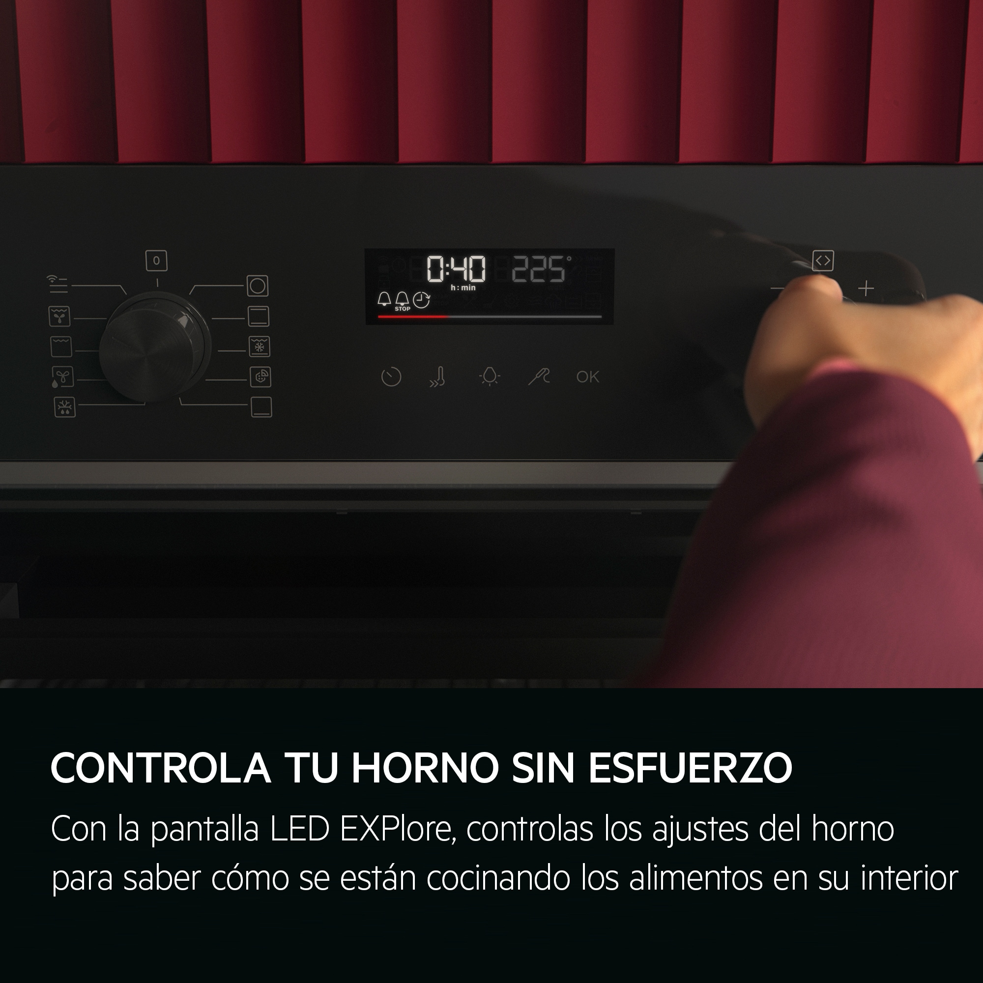 Pannello di controllo del forno con timer e impostazioni, con una mano.