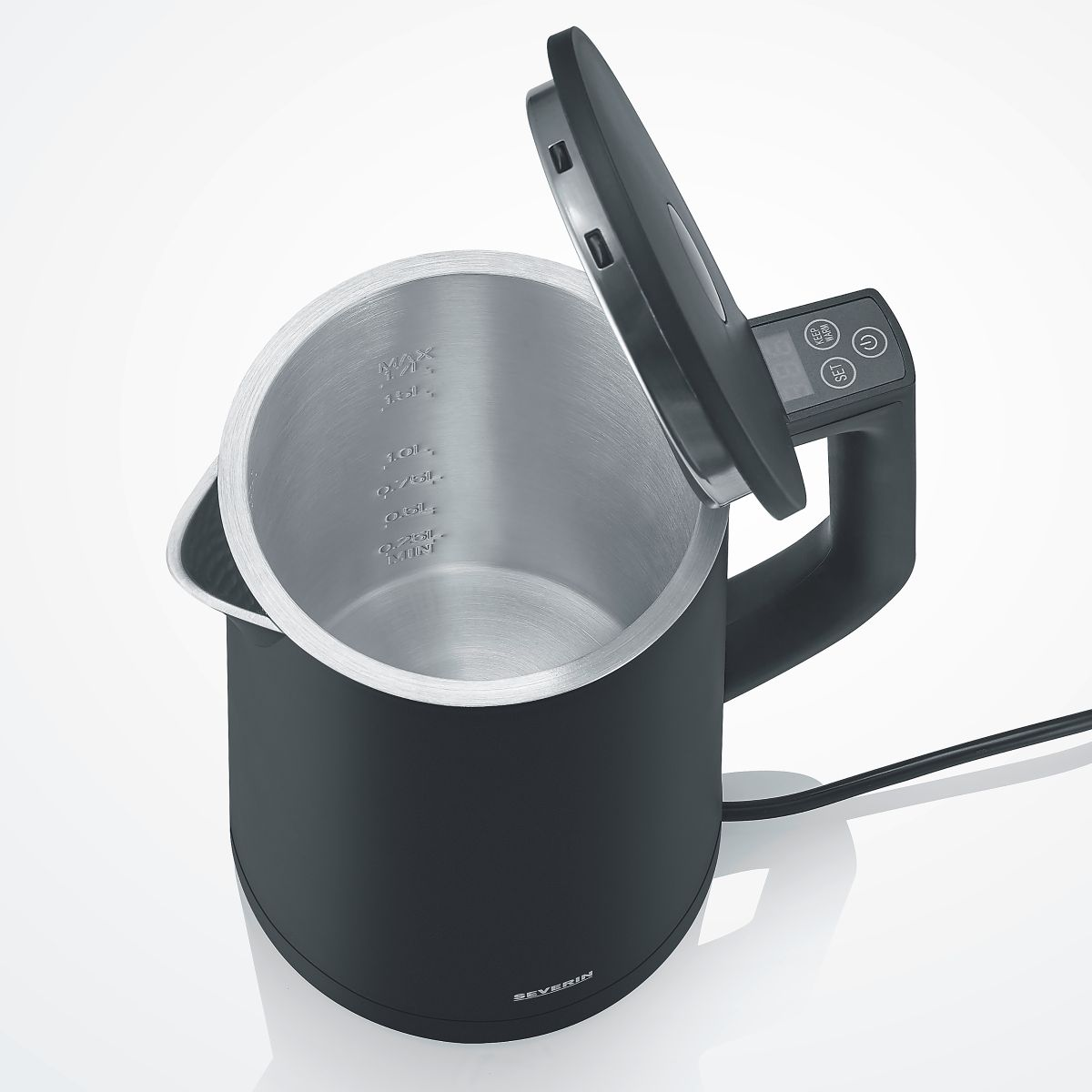Hervidor eléctrico negro con tapa abierta. Muestra el interior con marcas de nivel de agua y panel de control.