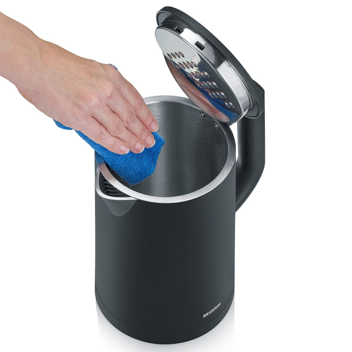 Mano de una persona limpiando una tetera eléctrica negra con un paño azul.