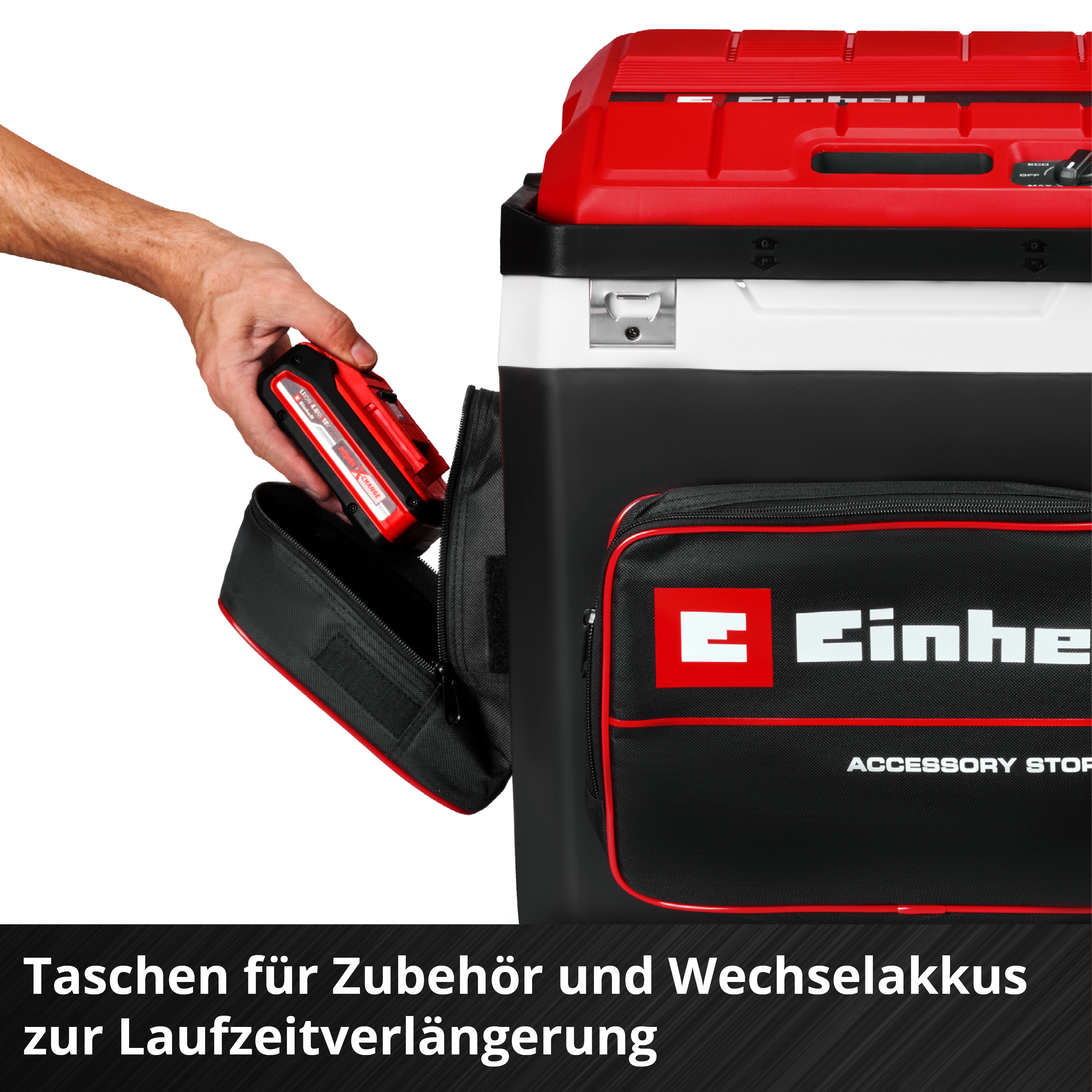 Hand legt einen roten Akku in eine schwarz-rote Aufbewahrungskiste mit Text.