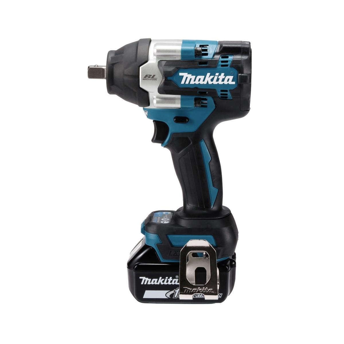 Klucz udarowy Makita. Turkusowy i czarny. Bateria zamocowana. Białe tło.