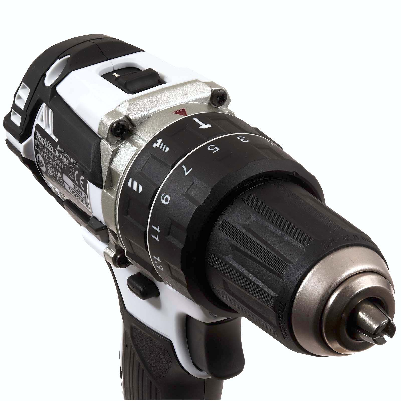 Zbliżenie głowicy wiertarki Makita. Czarno-biała, srebrne akcenty. Białe tło.