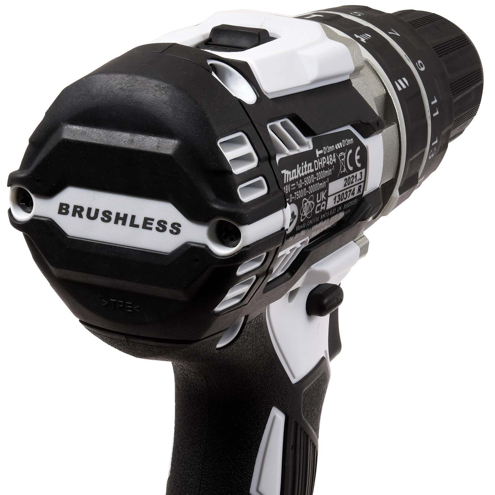 Zbliżenie wiertarki Makita. Czarno-biała. Etykieta Brushless. Białe tło.