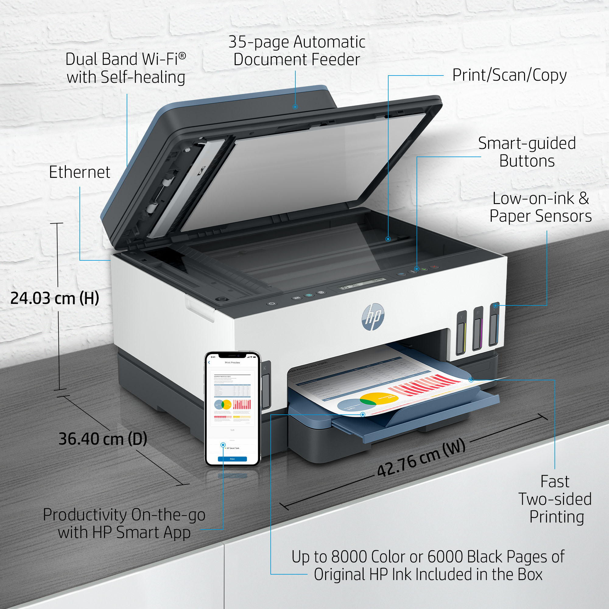 Impresora HP Smart Tank con tapa abierta, mostrando dimensiones y funciones. Un teléfono muestra una interfaz.