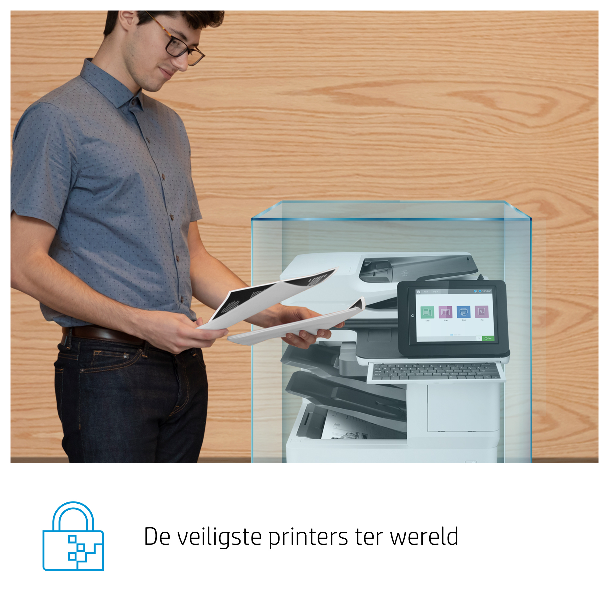 Un uomo guarda dei fogli davanti a una stampante. Testo: De veiligste printers ter wereld.