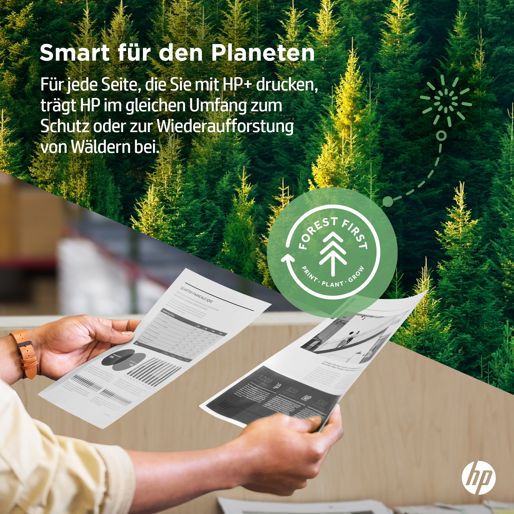 Dłonie trzymające wydrukowane papiery z wykresami, promujące ochronę lasów z marką HP.