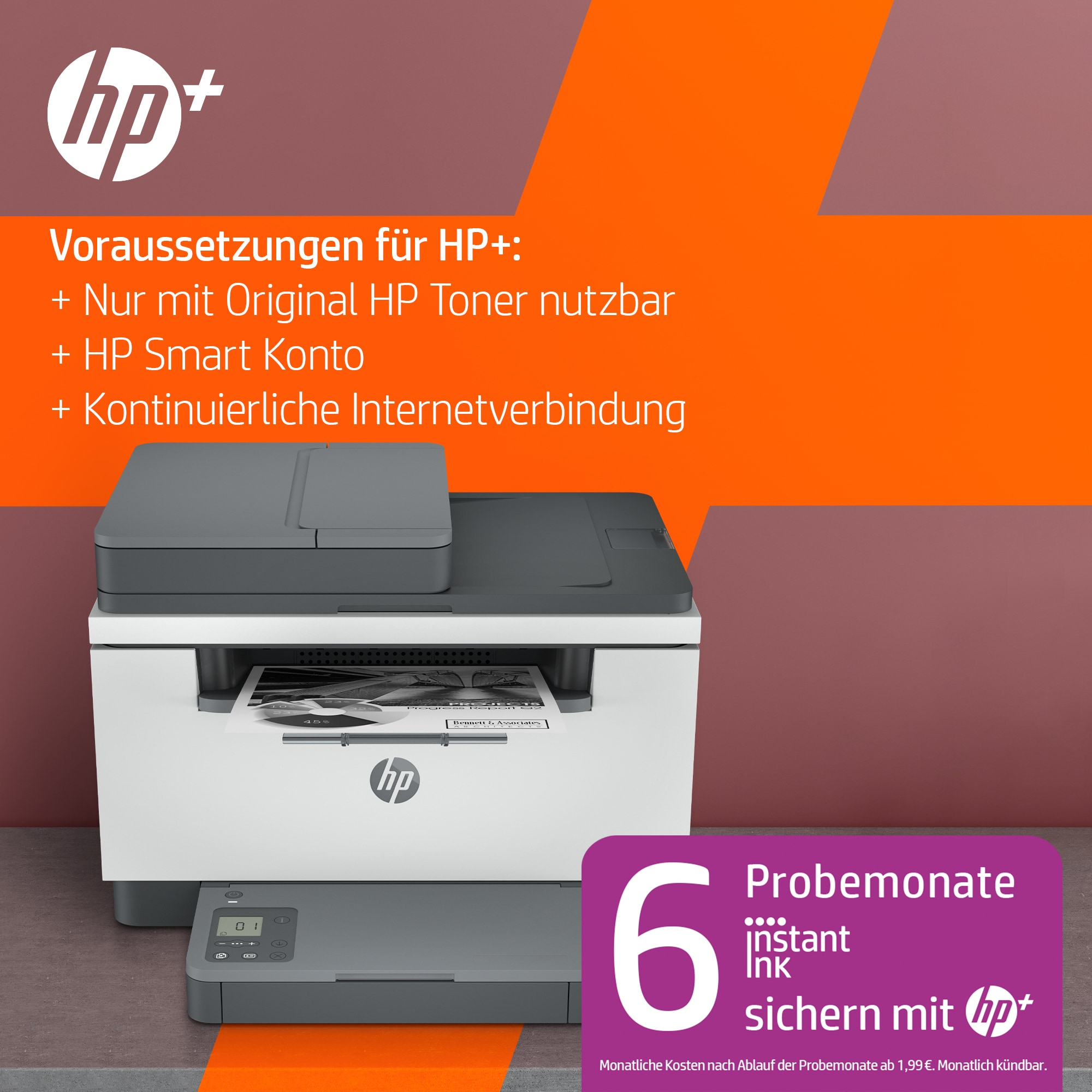 Drukarka HP z 6-miesięczną ofertą natychmiastowego tuszu. Drukarka na stole z materiałami marketingowymi.