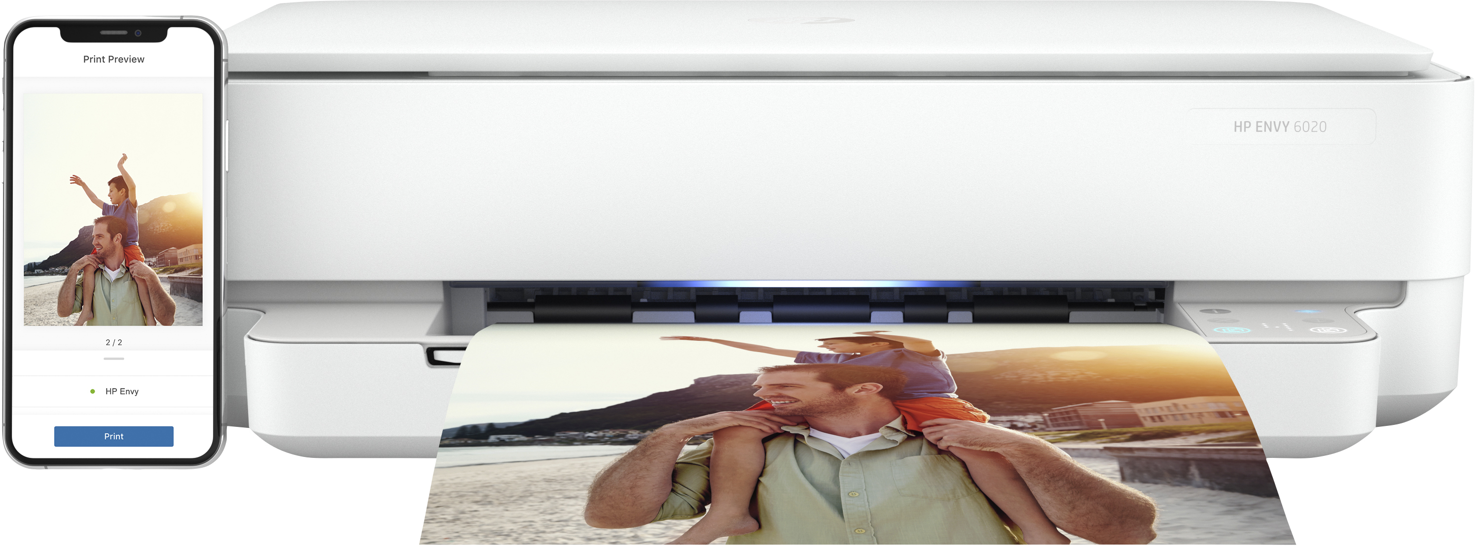 Biała drukarka obok telefonu wyświetlającego zdjęcie mężczyzny niosącego dziecko na ramionach.