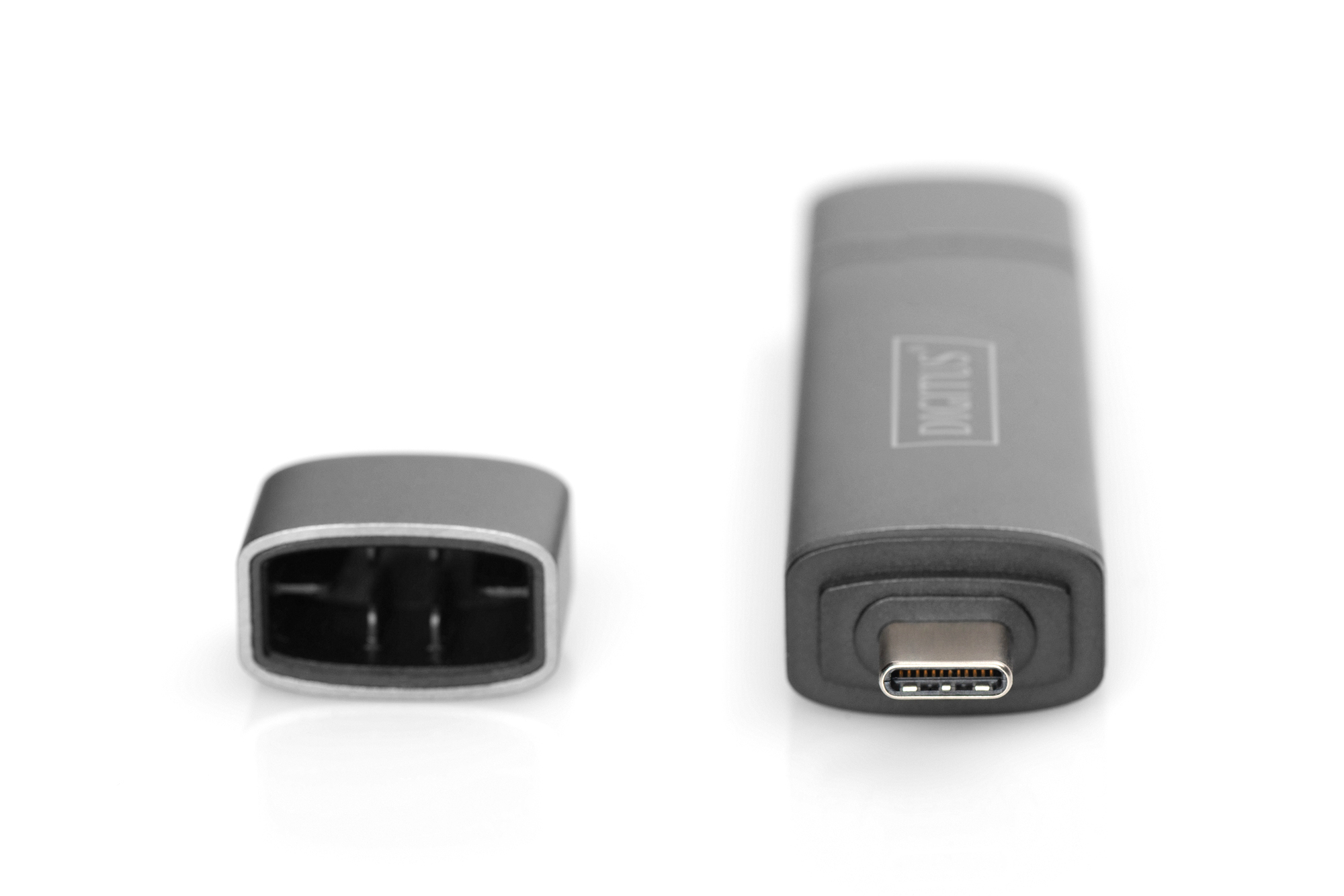 Ein silberner und grauer USB-C-Stick, Kappe entfernt, vor weißem Hintergrund.