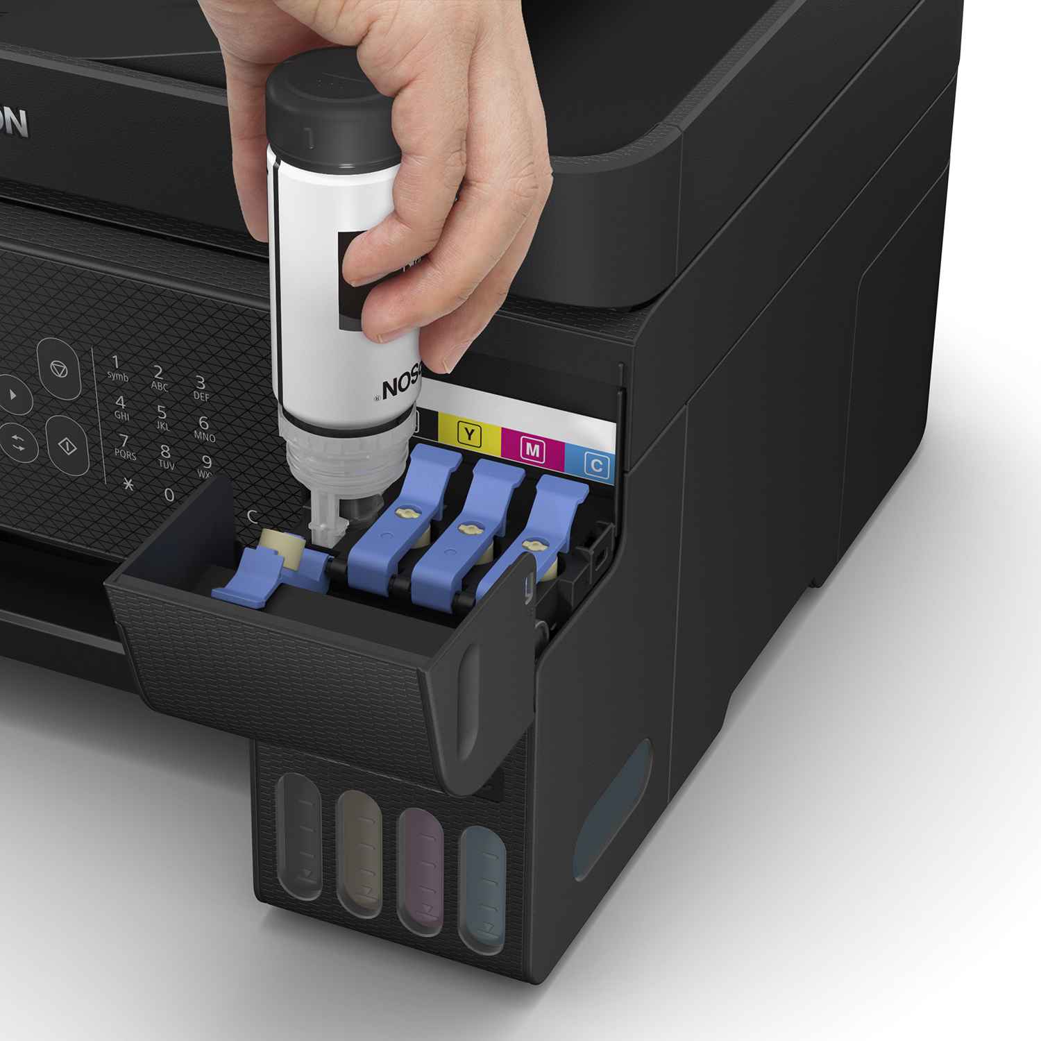 El Epson yazıcısının mürekkebini dolduruyor. Beyaz bir mürekkep şişesi, siyah yazıcının mürekkep bölmesine takılıyor.