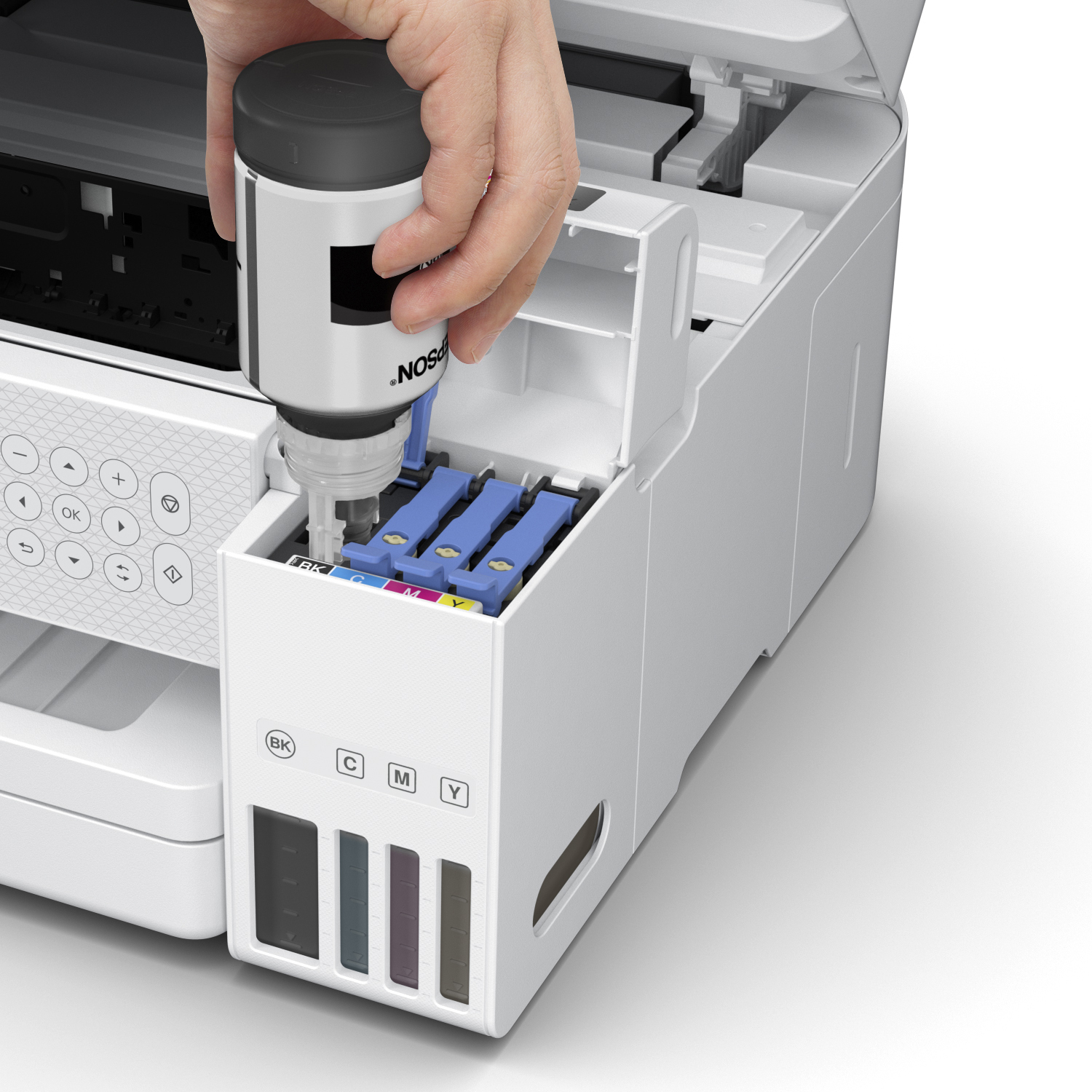 Ręka uzupełnia zbiorniki z tuszem białej drukarki Epson butelkami z tuszem.