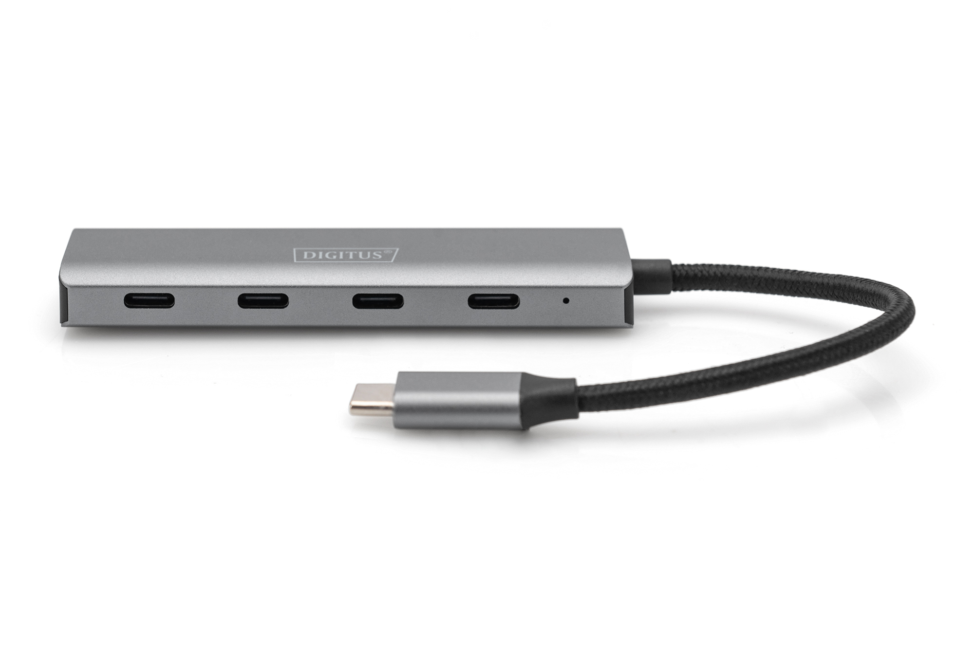 Un hub USB-C grigio con quattro porte USB-C e un cavo collegato, su sfondo bianco.