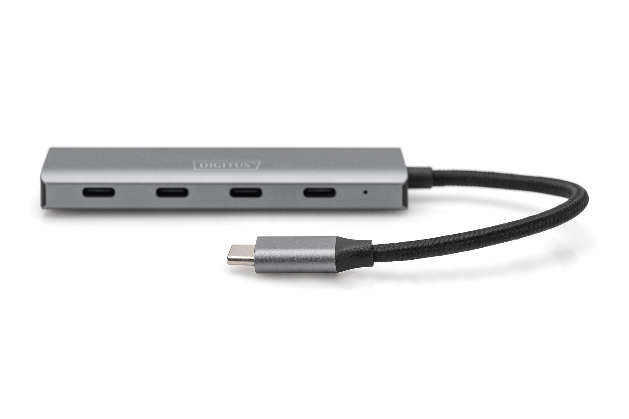 Un hub USB argentato con più porte e un cavo USB-C collegato.