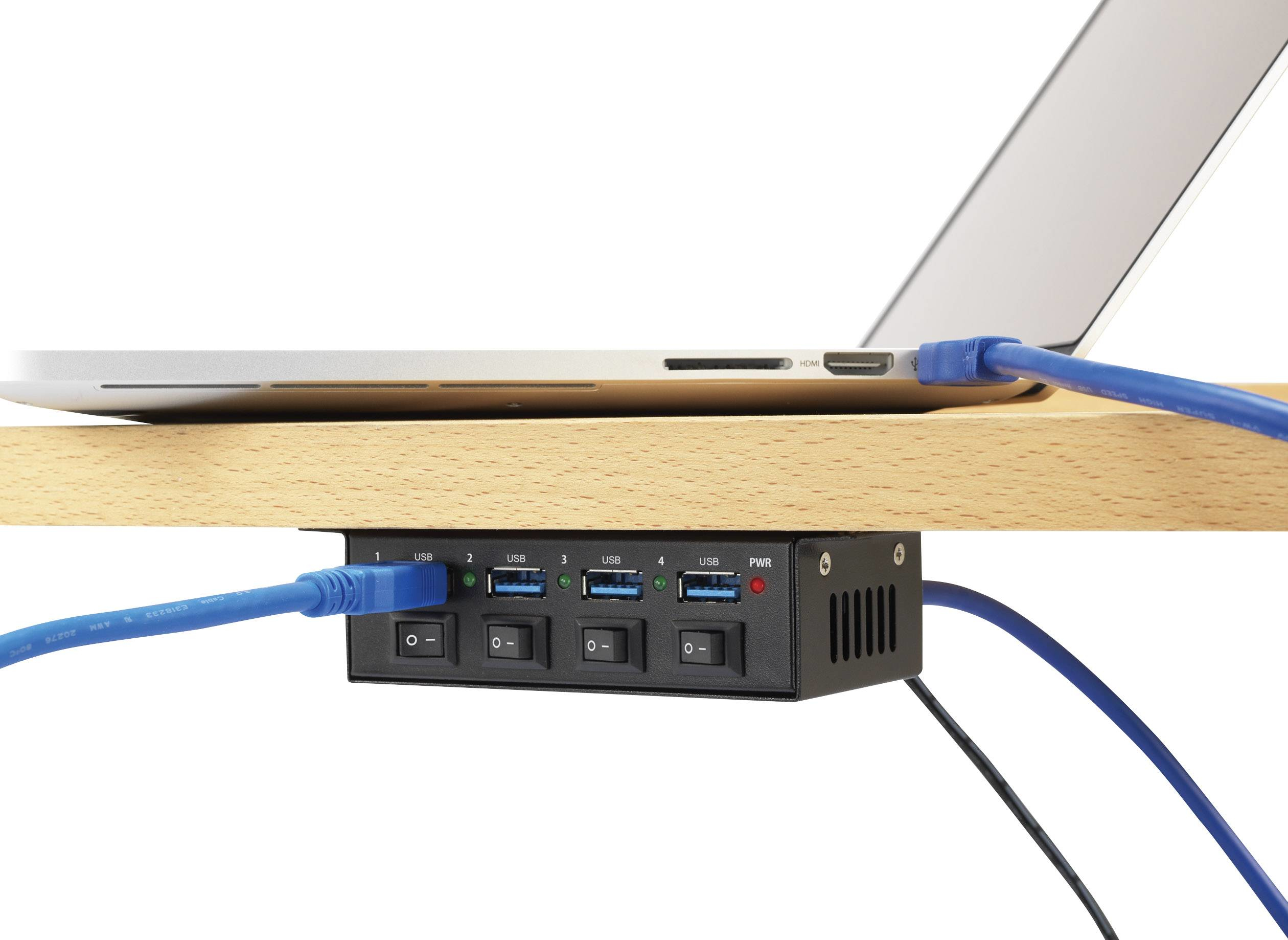 Hub USB e laptop collegati tramite cavi blu. L'hub è sotto la scrivania.