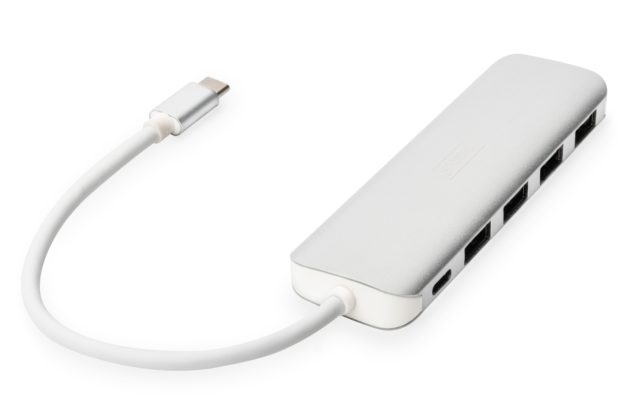 Ein silberner USB-C-Hub mit mehreren Anschlüssen und einem weißen Kabel auf weißem Hintergrund.